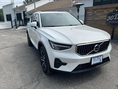 2025 Volvo XC40 B5 Core Bright Theme
