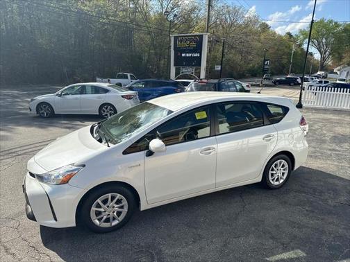2016 Toyota Prius v Three