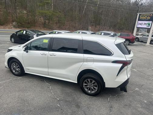 2021 Toyota Sienna XLE 8 Passenger