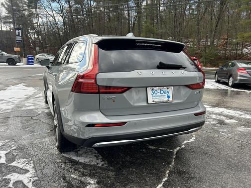 2025 Volvo V60 Cross Country Plus, B5 AWD Gas (mild hybrid)