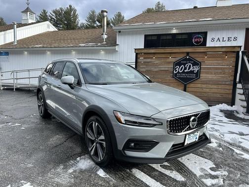 2025 Volvo V60 Cross Country Plus, B5 AWD Gas (mild hybrid)