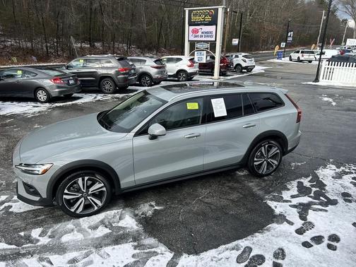 2025 Volvo V60 Cross Country Plus, B5 AWD Gas (mild hybrid)