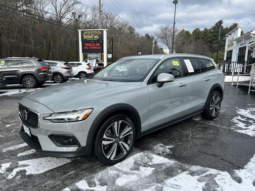2025 Volvo V60 Cross Country Plus, B5 AWD Gas (mild hybrid)