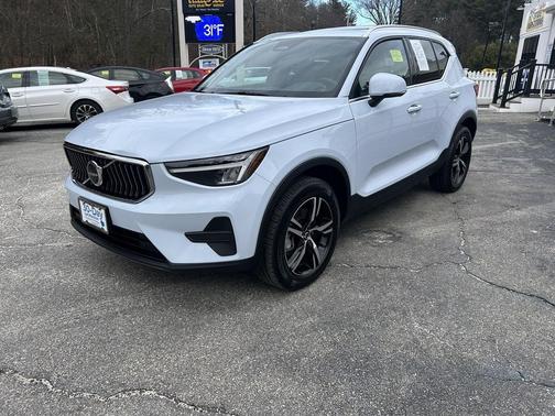 2025 Volvo XC40 B5 Core Bright Theme