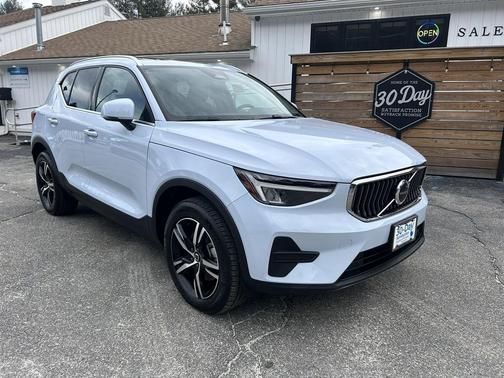 2025 Volvo XC40 B5 Core Bright Theme