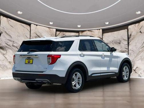 Oxford White 2020 Ford Explorer XLT