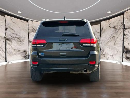 Diamond Black Crystal Pearlcoat 2021 Jeep Grand Cherokee Laredo