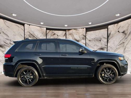 Diamond Black Crystal Pearlcoat 2021 Jeep Grand Cherokee Laredo
