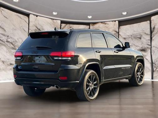 Diamond Black Crystal Pearlcoat 2021 Jeep Grand Cherokee Laredo