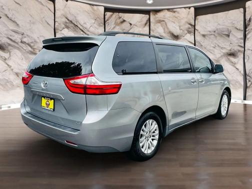 2017 Toyota Sienna XLE
