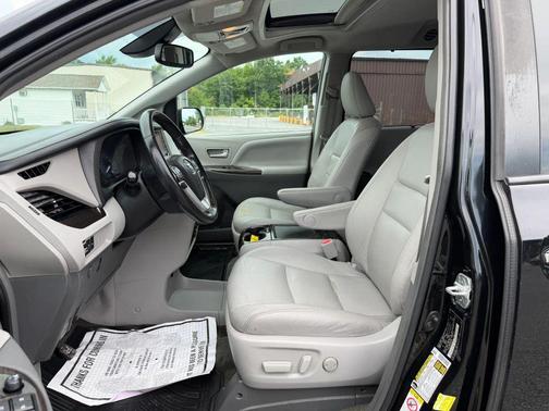Midnight Black Metallic 2018 Toyota Sienna XLE