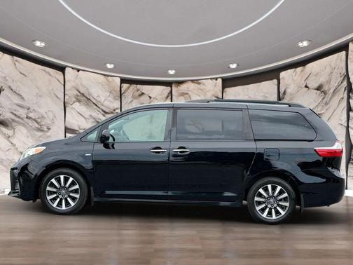 Midnight Black Metallic 2018 Toyota Sienna XLE