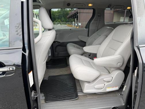 Midnight Black Metallic 2018 Toyota Sienna XLE
