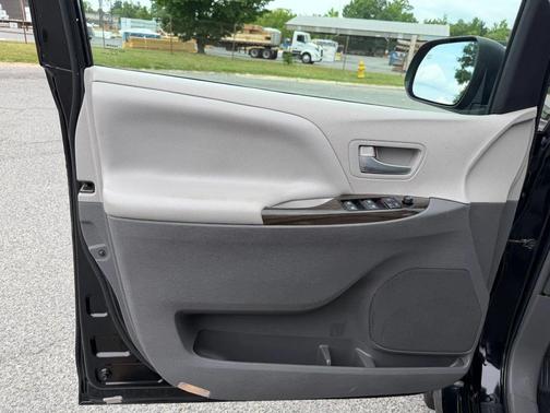 Midnight Black Metallic 2018 Toyota Sienna XLE