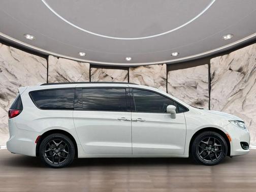 Luxury White Pearlcoat 2020 Chrysler Pacifica Touring L