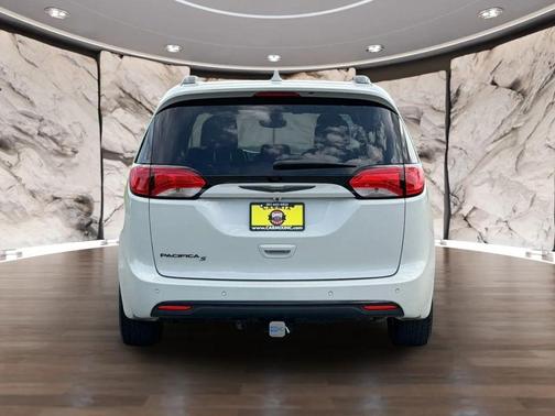 Luxury White Pearlcoat 2020 Chrysler Pacifica Touring L
