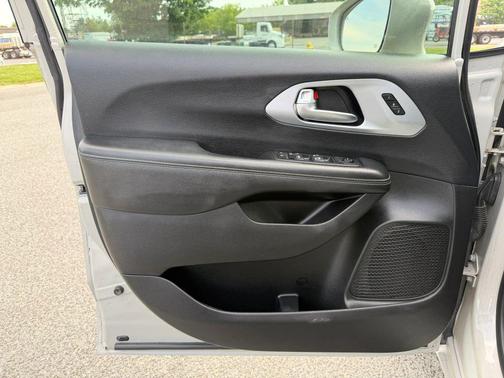 Luxury White Pearlcoat 2020 Chrysler Pacifica Touring L