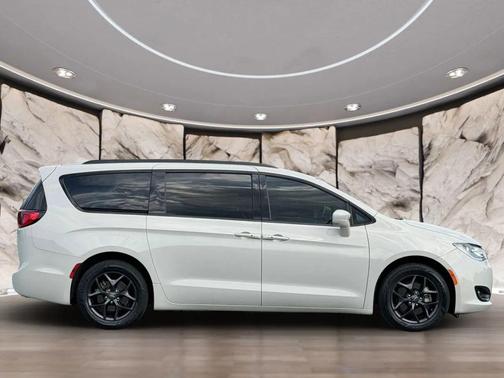 Luxury White Pearlcoat 2020 Chrysler Pacifica Touring L