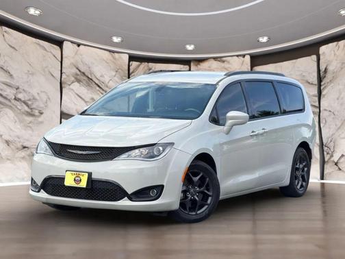 Luxury White Pearlcoat 2020 Chrysler Pacifica Touring L