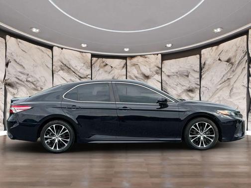 Midnight Black Metallic 2018 Toyota Camry SE