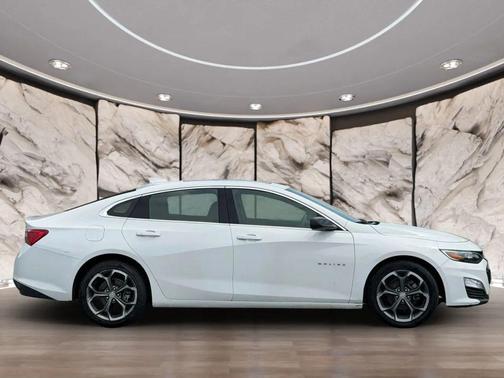 Summit White 2024 Chevrolet Malibu FWD 1LT