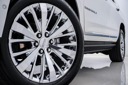 White Frost Tricoat 2025 GMC Yukon Denali