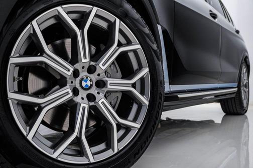 Black Sapphire Metallic 2024 BMW X7 xDrive40i