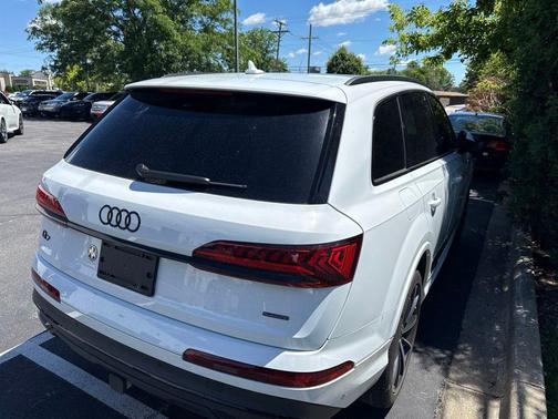 Glacier White Metallic 2023 Audi Q7 55 Premium Plus
