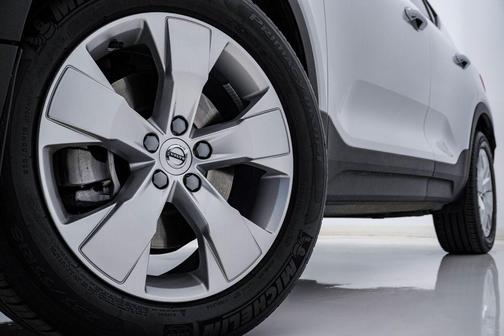 Glacier Silver Metallic 2020 Volvo XC40 T5 Momentum