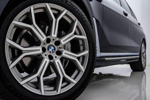 Arctic Gray Metallic 2022 BMW X7 xDrive40i