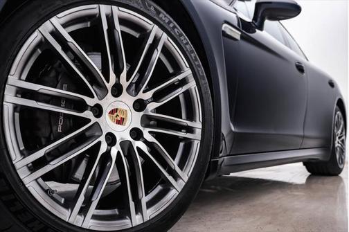 2016 Porsche Panamera 4 Edition