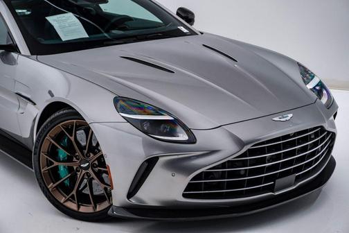 Aluminite Silver 2025 Aston Martin Vantage Carbon
