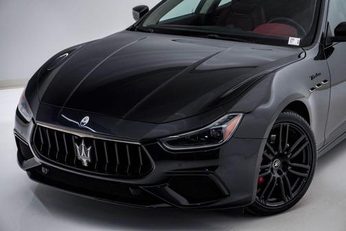 Nero Ribelle Metallic 2023 Maserati Ghibli Modena Q4