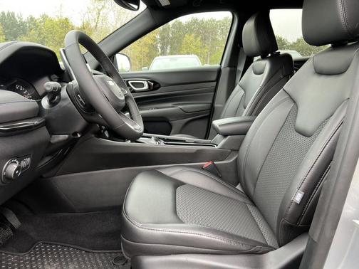 Silver Zynith 2026 Jeep Compass Latitude