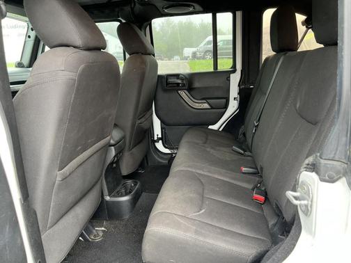 Bright White Clearcoat 2014 Jeep Wrangler Unlimited Sport