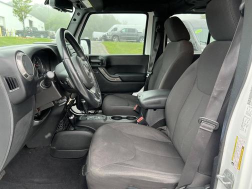 Bright White Clearcoat 2014 Jeep Wrangler Unlimited Sport