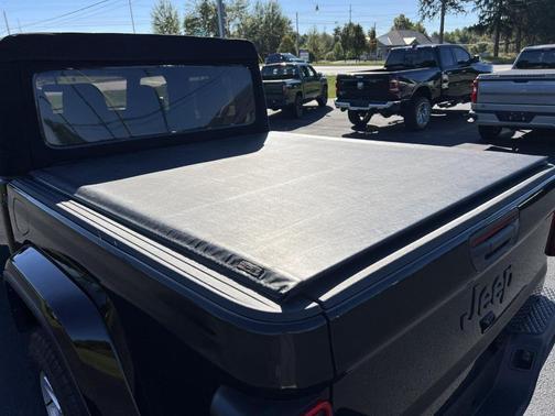 Black Clearcoat 2022 Jeep Gladiator Sport