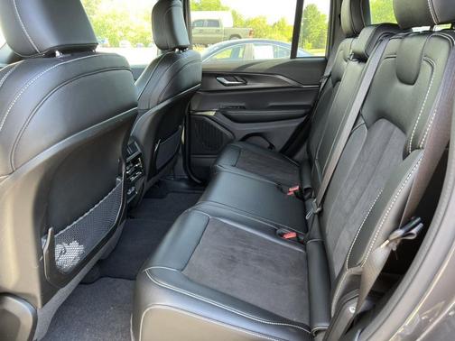 Metallic 2024 Jeep Grand Cherokee Laredo