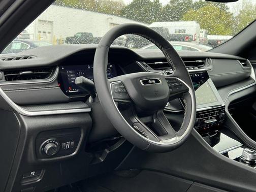 Metallic 2024 Jeep Grand Cherokee Laredo