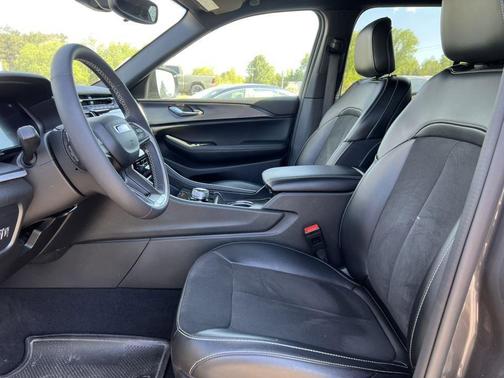 Metallic 2024 Jeep Grand Cherokee Laredo