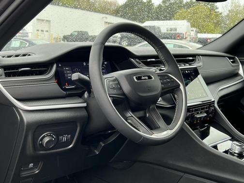 Metallic 2024 Jeep Grand Cherokee Laredo