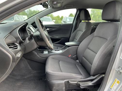 Silver Ice Metallic 2017 Chevrolet Malibu 1LS