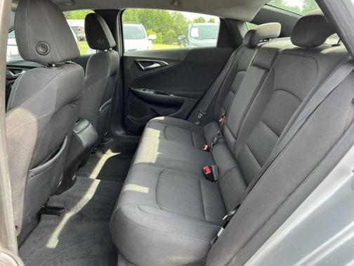 Silver Ice Metallic 2017 Chevrolet Malibu 1LS