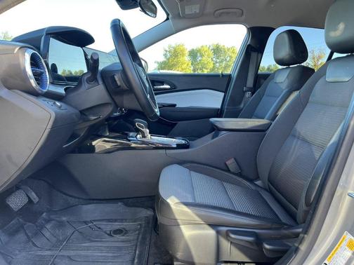 Sterling Gray Metallic 2024 Chevrolet Trax LT