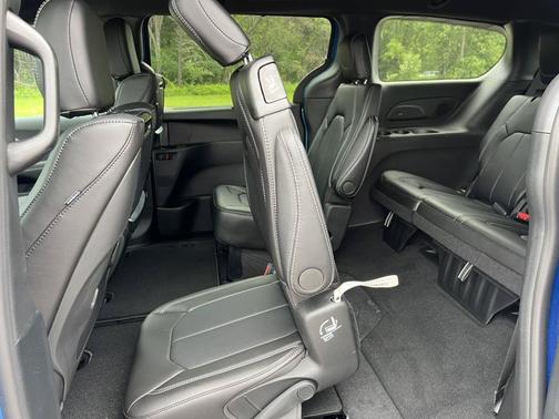 Hydro Blue Pearlcoat 2026 Chrysler Pacifica Select