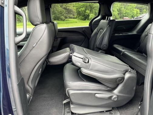 2025 Chrysler Pacifica Hybrid Select