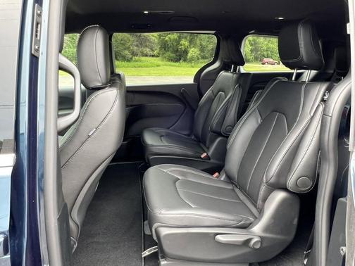 2025 Chrysler Pacifica Hybrid Select