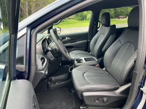 2025 Chrysler Pacifica Hybrid Select