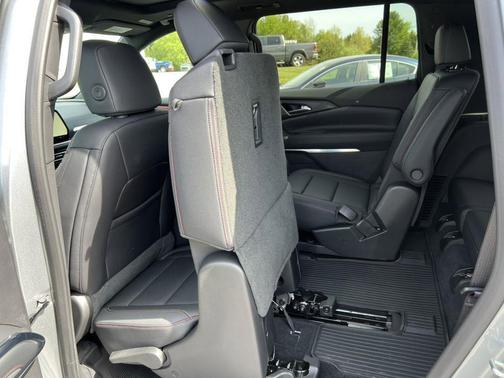Sterling Gray Metallic 2025 Chevrolet Traverse Z71