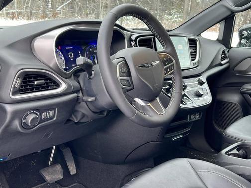 2025 Chrysler Voyager LX